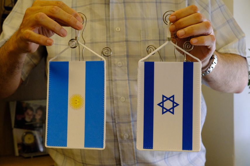 León Amiras muestra las banderas de Argentina e Israel.&nbsp;