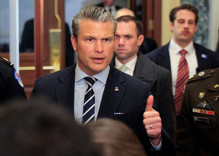 El Secretario de Guerra de Estados Unidos, Pete Hegseth, llega a una sesión informativa con los líderes del Congreso bicameral en el Capitolio, el 5 de enero de 2026 en Washington, DC.
