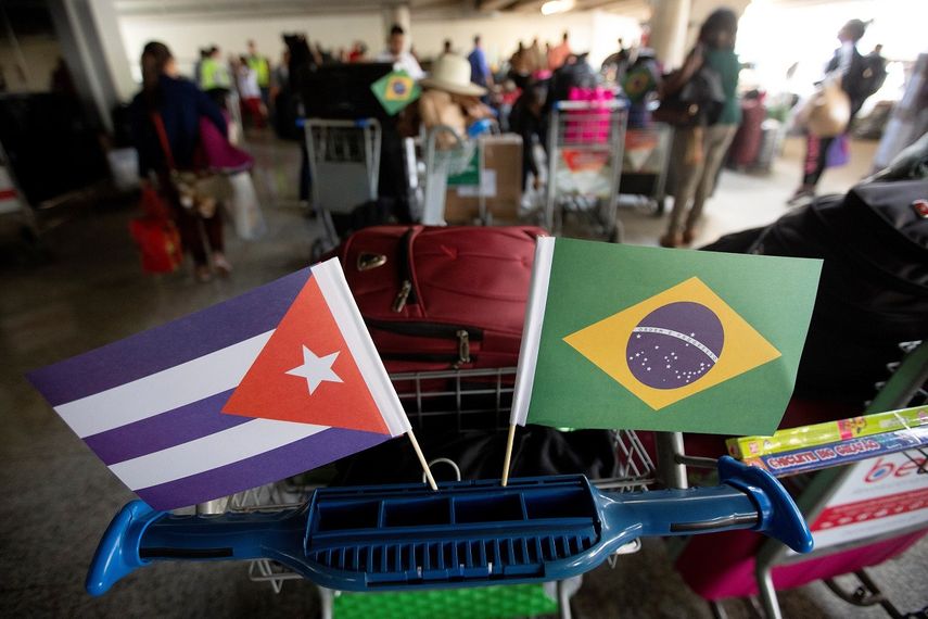 Profesionales cubanos que formaban parte del programa Más Médicos en Brasil parten de regreso a Cuba.