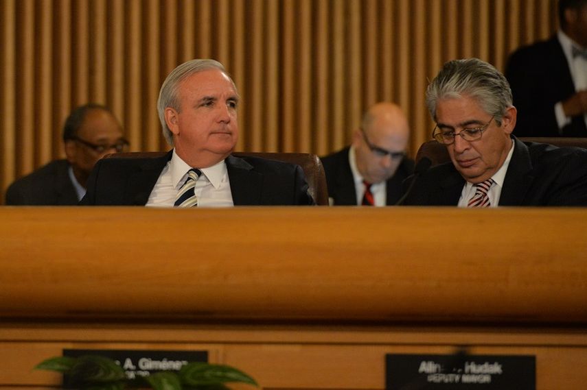 El alcalde de Miami-Dade, Carlos Giménez, explica el porqué el Gobierno del Condado no puede prohibir la presentación del dúo cubano Buena Fe. (Álvaro Mata)