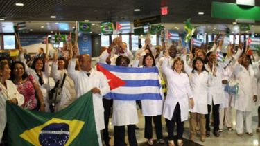 El envío de profesionales de la salud a Brasil como parte de Más Médicos, un programa iniciado en 2013 por el gobierno de Rousseff, ha estado rodeado de polémica porque Brasilia paga el salario de los trabajadores a La Habana, que se embolsa cerca del 75% del monto.