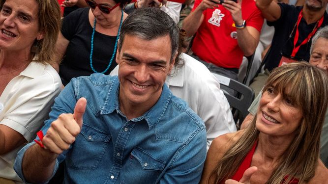El presidente del gobierno de España, Pedro Sánchez, junto a su esposa, Begoña Gómez,