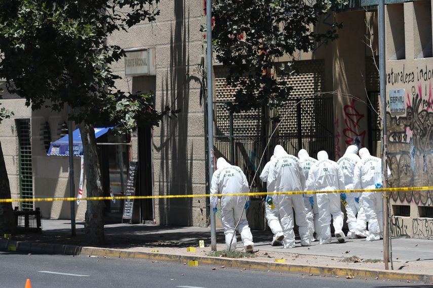 Junto con los miembros del GOPE de la unidad de explosivos,&nbsp;funcionarios de la Policía de Investigaciones (PDI) de&nbsp;Chile&nbsp;peinan en estos momentos la zona palmo a palmo para recuperar pistas que puedan esclarecer los ocurrido.