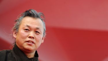 En esta foto de archivo tomada el 4 de septiembre de 2012, el director de cine coreano Kim Ki-Duk llega para la proyección de Pieta en el 69º Festival de Cine de Venecia en el Lido de Venecia. 