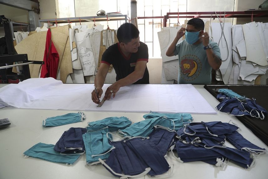 Empleados hacen mascarillas en un negocio textil en el barrio de Gamarra en Lima, Perú, 4 de marzo de 2020. El presidente de Perú confirmó el viernes 6 de marzo de 2020 el primer caso del nuevo coronavirus, con el cual ya son siete los países de América Latina afectados por la epidemia. 