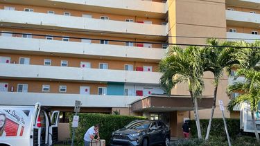 Funcionarios de North Miami Beach desalojan de forma inmediata a residentes del edificio Bayview 60 Homes, tras recibir un informe que clasifica la estructura de 50 años como insegura.