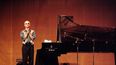 El músico estadounidense Keith Jarrett aplaude a sus fans al final de un concierto de jazz Piano Solo en el Teatro La Fenice de Venecia el 19 de julio de 2006, como parte del evento Veneto Jazz 2006.