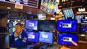 Un agente de la Bolsa de Nueva York mira varias pantallas en Wall Street.