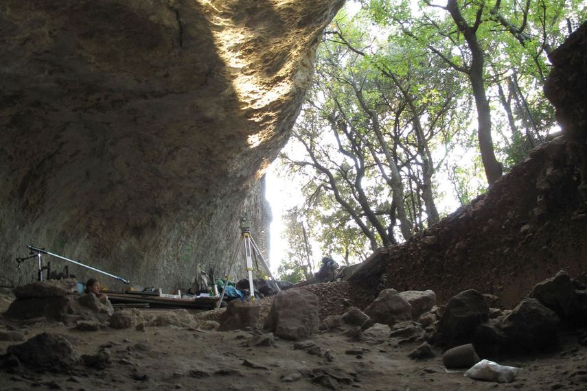 Esta foto sin fecha proporcionada por Ludovic Slimak, se ve a científicos trabajando en la entrada de la cueva Mandrin, cerca de Montelimar, en el sur de Francia.&nbsp;