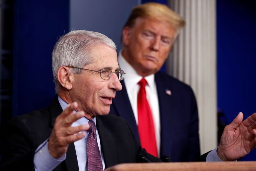 El doctor Anthony Fauci, director del Instituto Nacional de Alergias y Enfermedades Infecciosas, habla sobre el coronavirus en el sal&oacute;n de prensa James Brady, de la Casa Blanca, en Washington. Al fondo, el presidente Donald Trump.