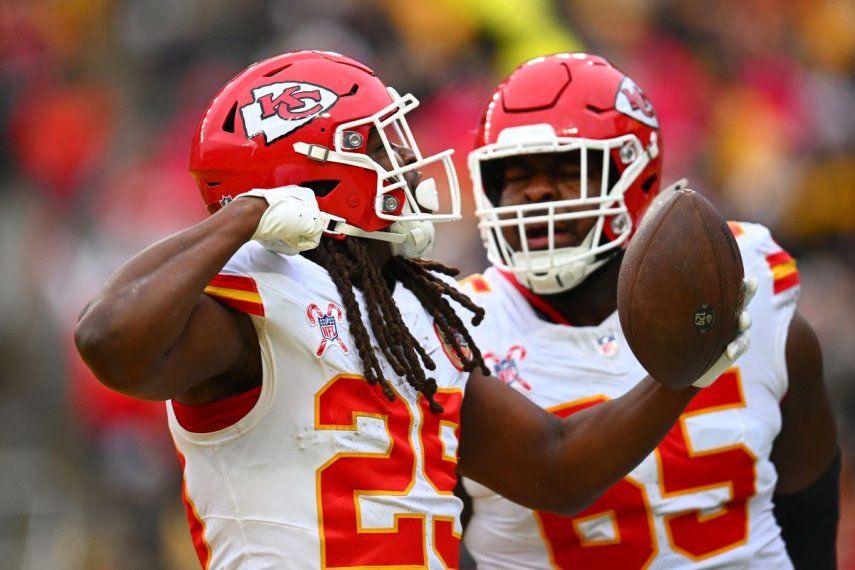 Kareem Hunt, de los Chiefs de Kansas City, celebra luego de un touchdown, el 25 de diciembre de 2024.