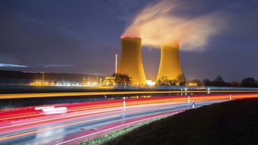 Vapor emana de las torres de enfriamiento de la planta de energía nuclear Grohnde, cerca de Grohnde, Alemania, el miércoles 29 de diciembre de 2021.&nbsp;