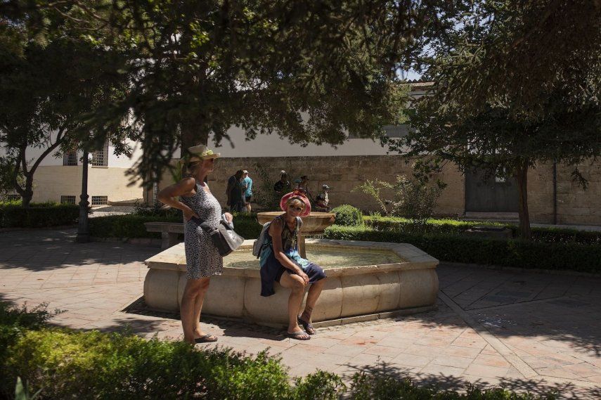 Una mujer se refresca en una fuente en Ronda, sur de España, mientras el país enfrenta la cuarta ola de calor del verano, el 9 de agosto de 2024.&nbsp;