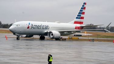 Un avión Boeing 737, de la aerolínea American Airlines, en un aeropuerto de EEUU.