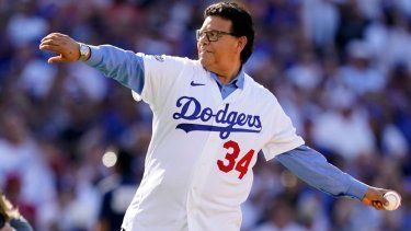 El exlanzador de los Dodgers de Los Ángeles, Fernando Valenzuela, realiza el lanzamiento de honor durante el Juego de Estrellas de las Grandes Ligas, el 19 de julio de 2022, en Los Ángeles.