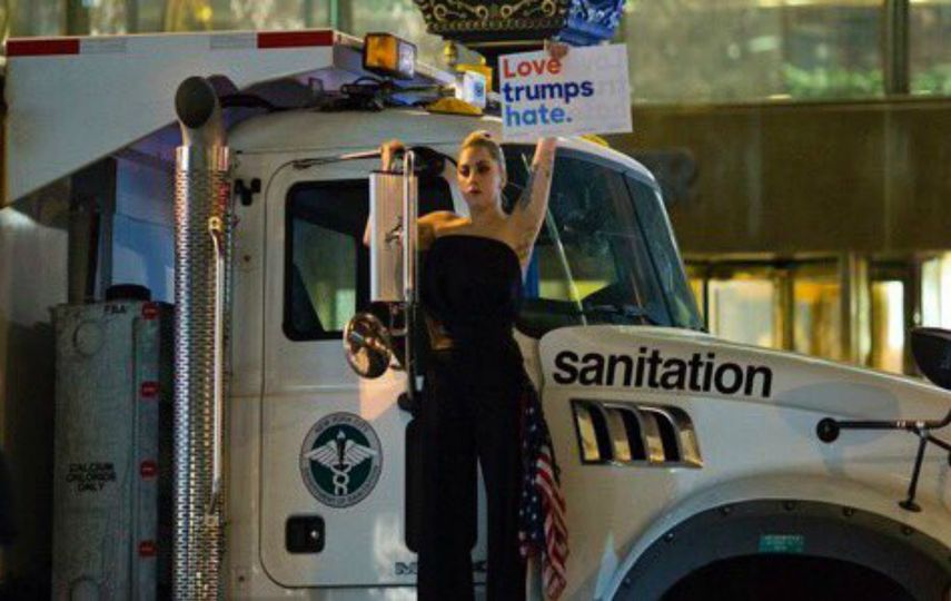 La cantante Lady Gaga sostiene un cartel que dice&nbsp;&nbsp;love trumps hate (el amor vence al odio de Trump).