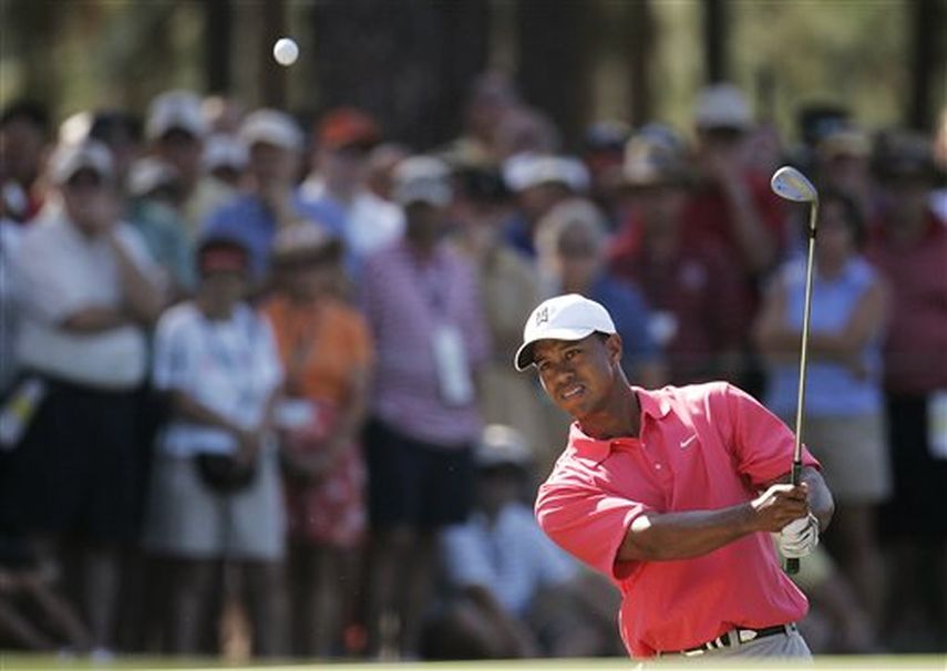 n esta foto del 9 de marzo de 2014, Tiger Woods observa su tiro de salida hacia el hoyo 12 durante la última ronda del Cadillac Championship en Doral, Florida.