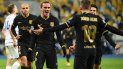 El centrocampista francés del Barcelona, Antoine Griezmann (C), celebra con sus compañeros de equipo después de anotar el cuarto gol de su equipo durante el partido de fútbol del grupo G de la Liga de Campeones de la UEFA entre el Dynamo de Kiev y el Barcelona en el estadio Olympiyskiy de Kiev el 24 de noviembre de 2020. El centrocampista francés del Barcelona, Antoine Griezmann (C), celebra con sus compañeros de equipo después de anotar el cuarto gol de su equipo durante el partido de fútbol del grupo G de la Liga de Campeones de la UEFA entre el Dynamo de Kiev y el Barcelona en el estadio Olympiyskiy de Kiev el 24 de noviembre de 2020.