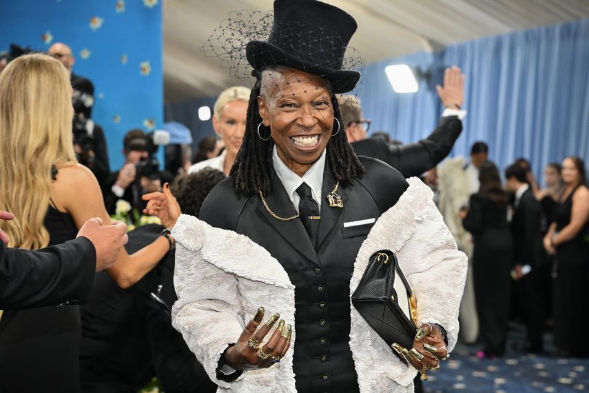 La actriz estadounidense Whoopi Goldberg llega a la Gala del Met 2025 en el Museo Metropolitano de Arte el 5 de mayo de 2025 en Nueva York.
