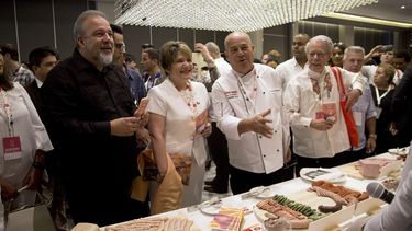 La primera dama del r&eacute;gimen, Lis Cuesta, asiste a la apertura del festival de gastronom&iacute;a Cuba Sabe, acompa&ntilde;ada del primer ministro, Manuel Marrero (izq.), el chef cubano Eddy Fern&aacute;ndez y el te&oacute;logo brasile&ntilde;o Frei Betto en el Hotel Packard, en La Habana, el 9 de enero de 2020.