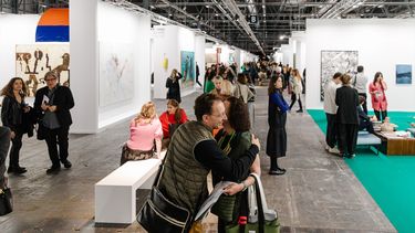 Decenas de personas acuden a la Feria Internacional de Arte Contemporáneo ARCO 2025, en IFEMA Madrid, el 5 de marzo de 2025.