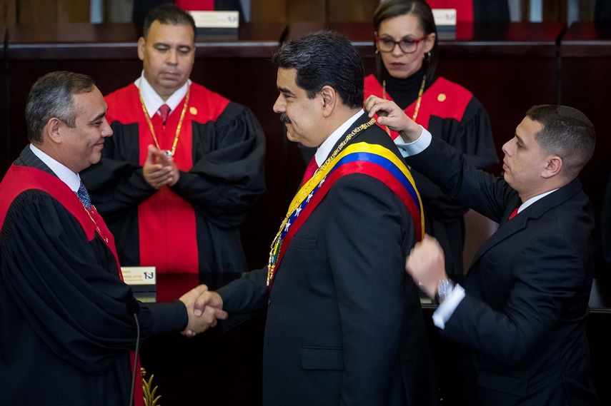 Maikel Moreno (izq.), presidente del ilegítimo Tribunal Supremo de Justicia, saluda al dictador Nicolás Maduro, quien se declaró presidente de Venezuela en un acto calificado de usurpación de poder por la comunidad internacional.