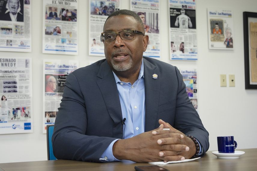 Ruban Roberts, director de la NAACP de Miami-Dade, en su visita a DIARIO LAS AMÉRICAS