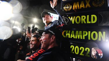 El piloto holandés de Red Bull Racing, Max Verstappen (centro), celebra ganar el campeonato mundial de la temporada después de su victoria en el Gran Premio de Japón de Fórmula 1 en Suzuka, prefectura de Mie, el 9 de octubre de 2022. &nbsp; &nbsp;