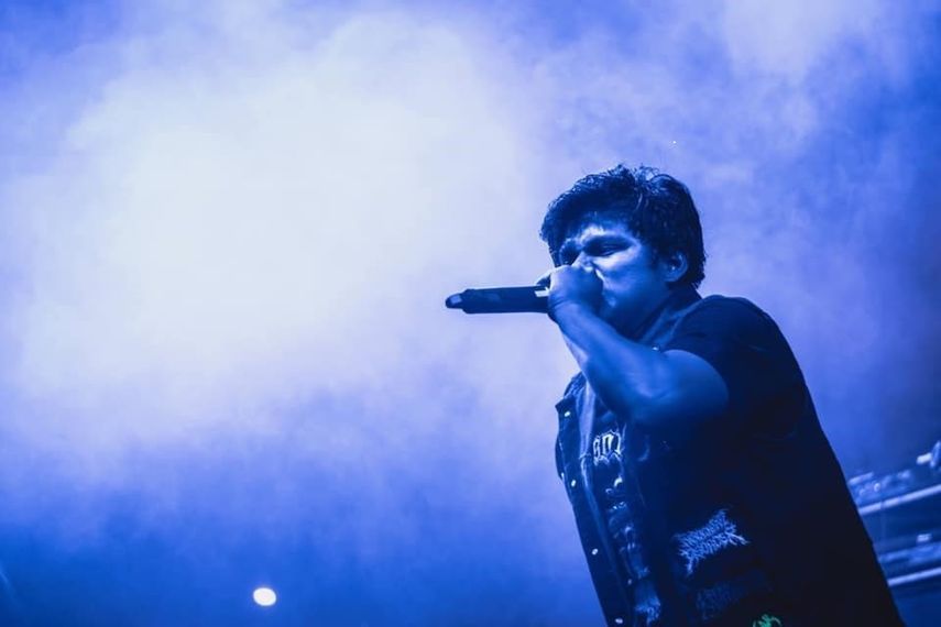 C&eacute;sar&nbsp;Canales,&nbsp;vocalista de la banda de metal&nbsp;salvadore&ntilde;a Apes of God, fue asesinado durante la presentaci&oacute;n del grupo en el&nbsp;Green Metal Concert,&nbsp;en la ciudad de Armenia, en El Salvador.&nbsp;