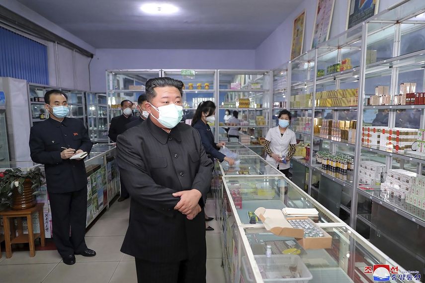 En esta imagen proporcionada por el gobierno norcoreano, el líder de Corea del Norte, Kim Jong Un, en el centro, visita una farmacia en Pyongyang, Corea del norte, el 15 de mayo de 2022.&nbsp;