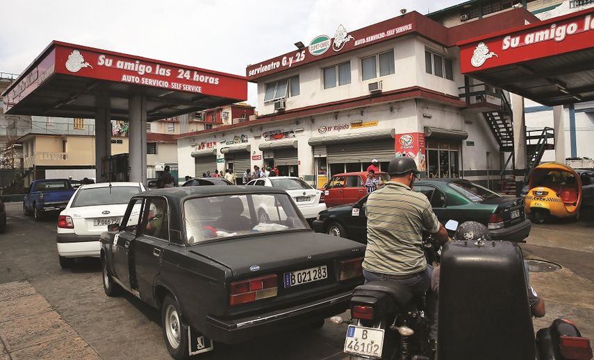 Conductores abastecen sus autos de combustible en una gasolinera de La Habana.