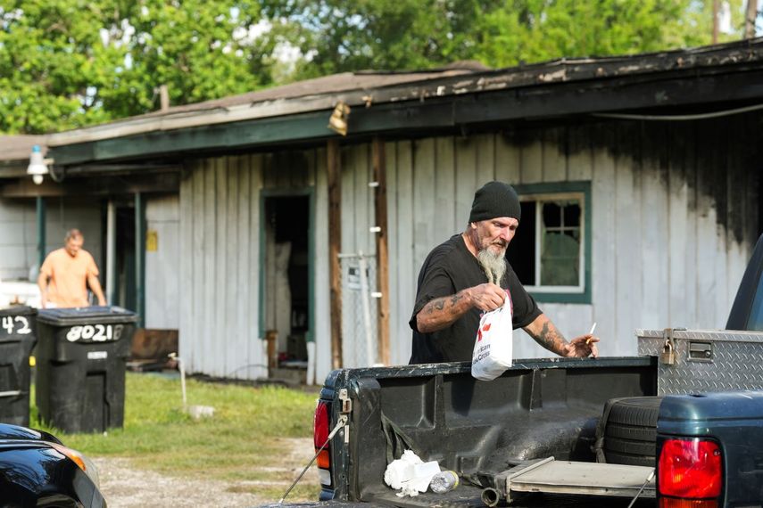 La escena en un conjunto residencial de Houston después de un incendio y tiroteo, el 28 de agosto del 2022.