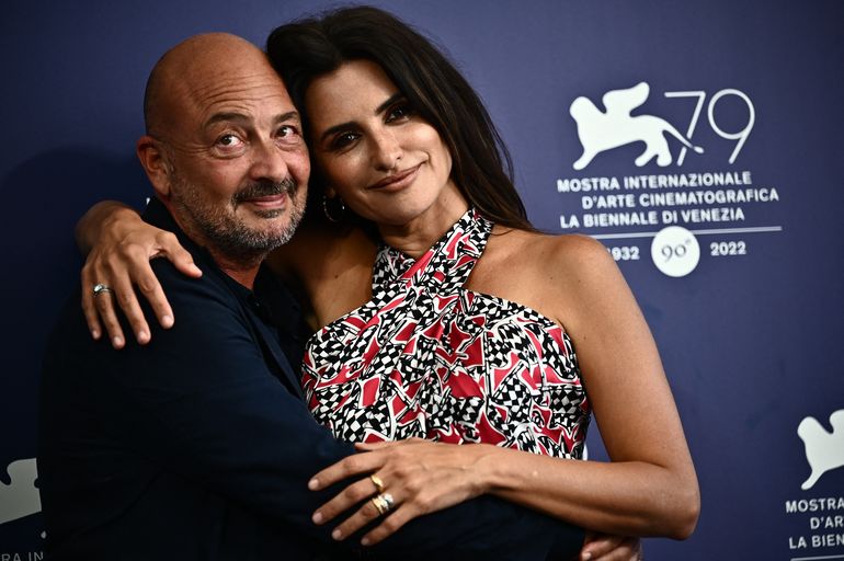 La actriz española Penélope Cruz y el director italiano Emanuele Crialese posan el 4 de septiembre de 2022 durante una sesión de fotos para la película L