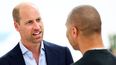 El Príncipe William habla con el artista Robi Walters mientras visita la exposición Sin hogar: Reencuadrado, en la Galería Saatchi, en Londres, el 5 de septiembre de 2024.