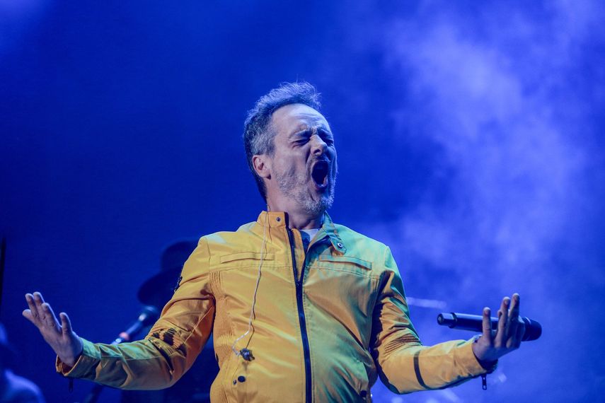 Así lo ha anunciado recientemente el vocalista Santi Balmes a través de su cuenta de Twitter: Repasando los bocetos de canciones nuevas. Cazando conceptos flotantes.