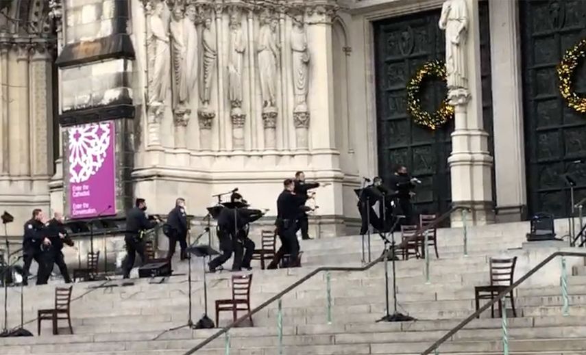 Agentes de la policía de Nueva York se mueven en la escena de un tiroteo en la Catedral de San Juan el Divino, el domingo 13 de diciembre de 2020, en Nueva York.&nbsp;