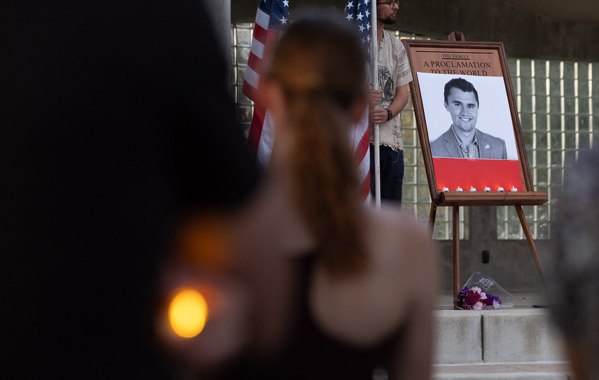 Numerosas personas asistieron a una vigilia en memoria del activista e influencer Charlie Kirk, quien recibió un disparo en un evento público en la Universidad del Valle de Utah, en Orem City Center Park, Orem, Utah, el 10 de septiembre de 2025.