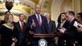 El líder de la mayoría del Senado John Thune habla a los medios de prensa en el Capitolio.