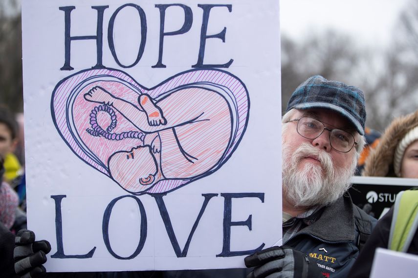 Un hombre participa en la manifestación a favor de la vida y contra el aborto. 