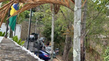 Agentes del régimen de Venezuela asedian a opositores en la Embajada de Argentina en Caracas.