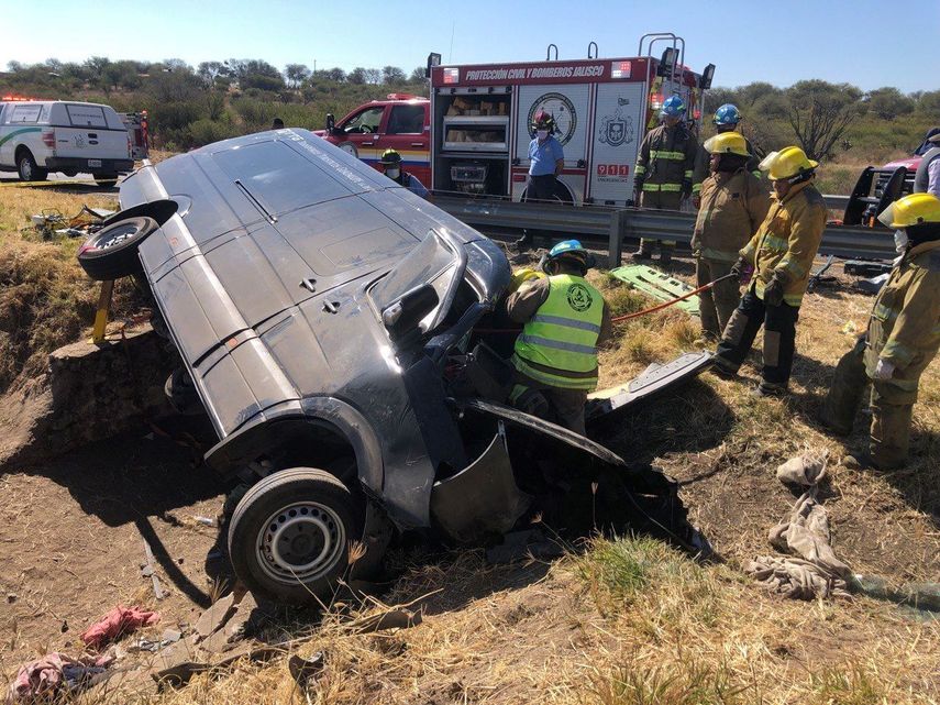 Personal de Protección Civil y Bomberos de Jalisco atendiendo a los heridos tras el accidente la furgoneta en la autopista León-Aguascalientes. &nbsp; &nbsp;