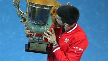 El serbio celebró además su séptima victoria en los últimos ocho enfrentamientos ante Nadal y acortó a 22-23 su récord en los duelos personales ante el español. (EFE)