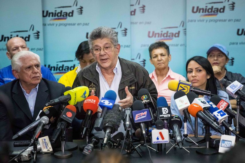 La MUD, que agrupa a la mayoría de los partidos de oposición venezolanos, decidió a principios de año no participar ni respaldar la candidatura de ninguno de los líderes de oposición en las elecciones presidenciales.