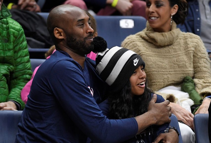 En esta foto del 2 de marzo de 2019, Kobe Bryant y su hija Gianna presencian un partido de básquetbol en Storrs, Connecticut. 