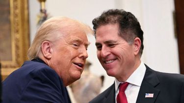 El presidente de Estados Unidos, Donald Trump, anuncia una donación de 6.250 millones de dólares de Michael Dell (der.), director ejecutivo de Dell Technologies, y su esposa Susan a las Cuentas Trump, en la Sala Roosevelt de la Casa Blanca, en Washington, D. C., el 2 de diciembre de 2025. La donación se destinará a financiar cuentas de inversión para al menos 25 millones de niños estadounidenses. (Foto de ANDREW CABALLERO-REYNOLDS / AFP)