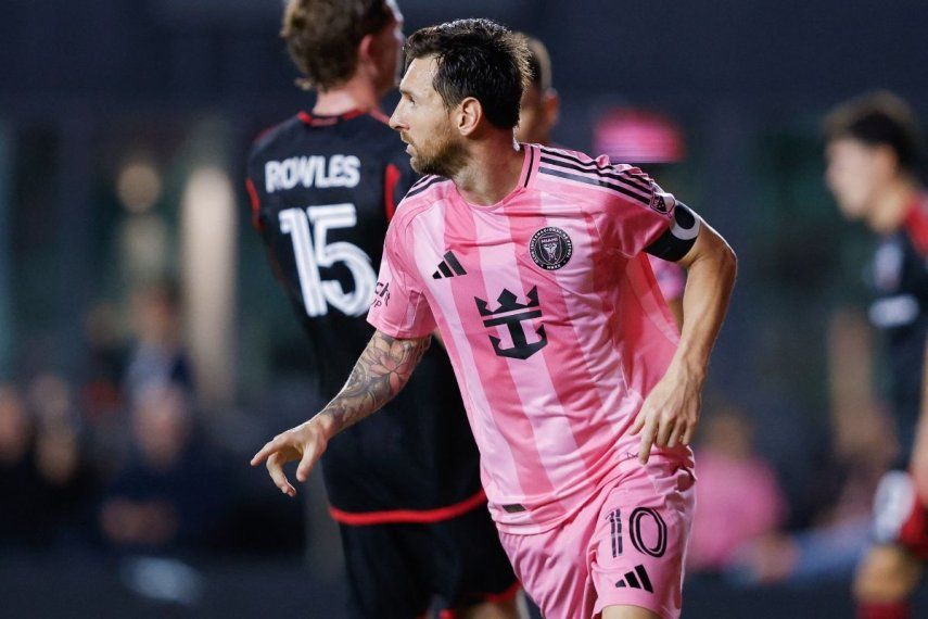 El delantero argentino del Inter de Miami, Lionel Messi #10, celebra su primer gol durante el partido de la temporada regular de la Major League Soccer (MLS) entre el Inter Miami CF y el DC United en el Chase Stadium en Fort Lauderdale, Florida, el 20 de septiembre de 2025.