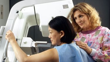El chequeo médico con regularidad es una de las medidas más importantes para prevenir el cáncer.