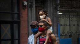 Personas con máscaras como precaución contra la propagación del nuevo coronavirus caminan en una calle de La Habana, Cuba, el 31 de agosto de 2020.  
