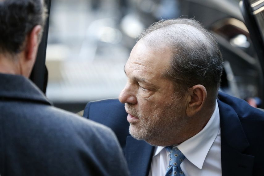 Harvey Weinstein llega a un tribunal en Manhattan el lunes 24 de febrero del 2020 en Nueva York, poco antes de ser declarado culpable de dos cargos en su juicio por abuso sexual y violaci&oacute;n.&nbsp;