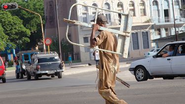 El gobernante cubano, Miguel Díaz-Canel, dice que el consejo de gobierno del país ha aprobado medidas económicas que incluyen un aumento en los salarios estatales.